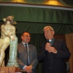 Don Manuel Albor agradece con cariño el reconocimiento.