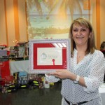 entrega de la medalla de la antigua corona de la virgen a la ganadora del sorteo