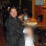 Otras aprovechan para colocarse bien las medias.....